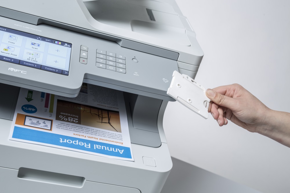 Door een id-tag bij de Brother printer te houden wordt deze ontgrendeld